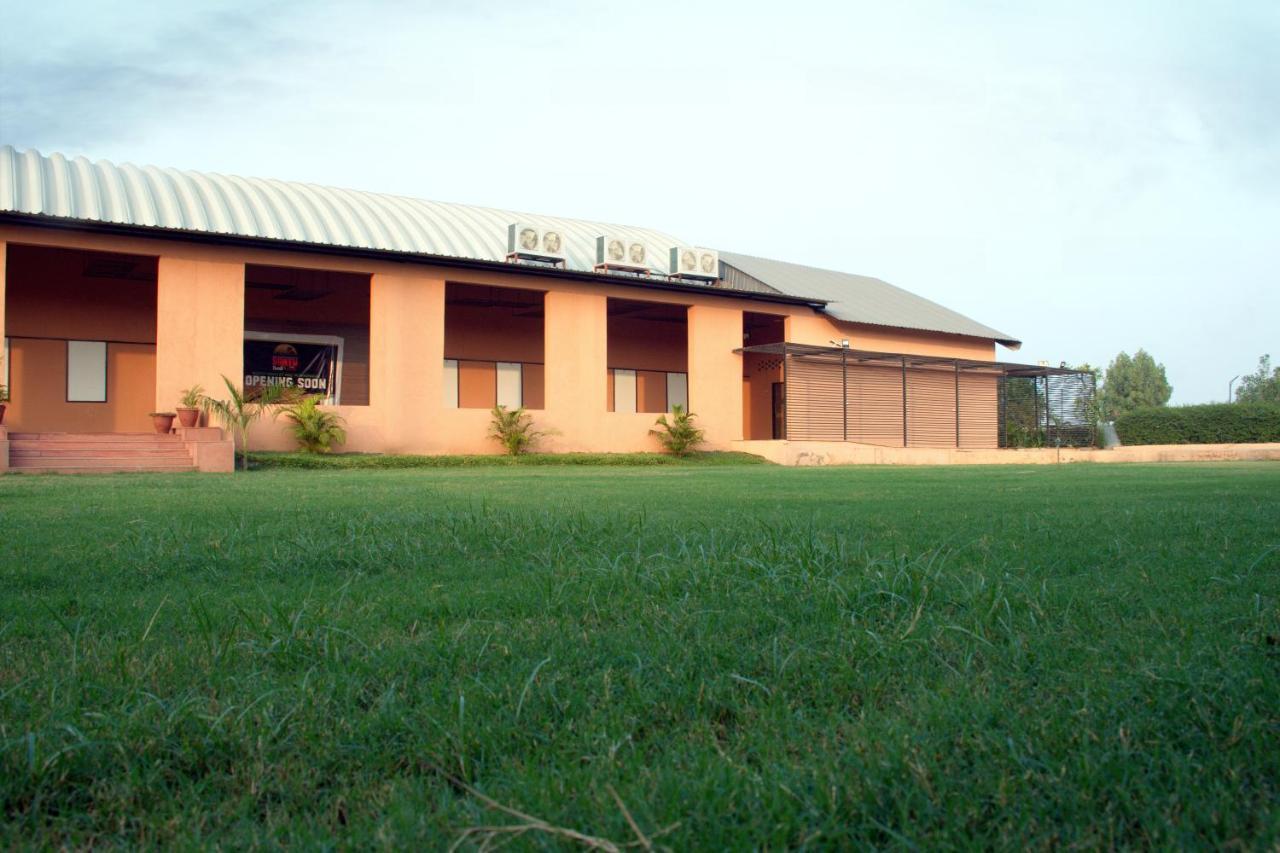 Santu Basil - An Eco Resort Bhavnagar Buitenkant foto