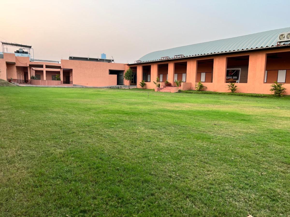 Santu Basil - An Eco Resort Bhavnagar Buitenkant foto